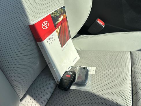 Used 2025 Toyota Prius XLE AWD/4WD image 18