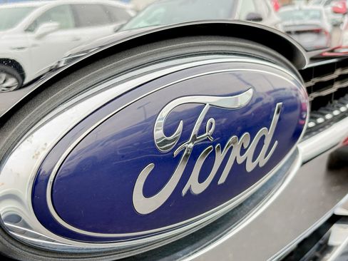 Used 2012 Ford F250 Lariat w/ Chrome Pkg image 5