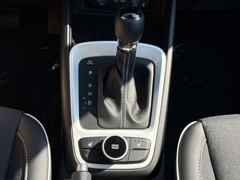 Certified 2025 Hyundai Venue Limited FWD image 8