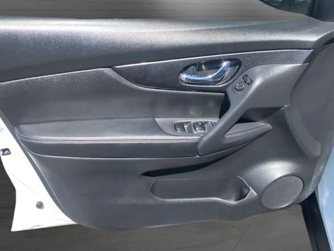 Used 2017 Nissan Rogue SV w/ SV Premium Package FWD image 11