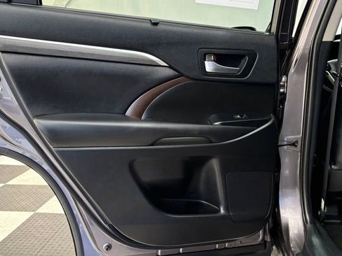 Used 2019 Toyota Highlander AWD V6 image 17