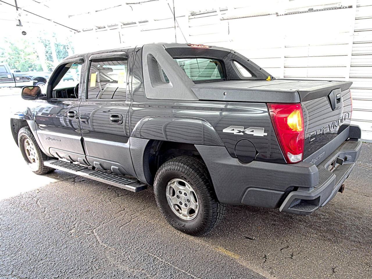 Used 2003 Chevrolet Avalanche 4x4 image 5