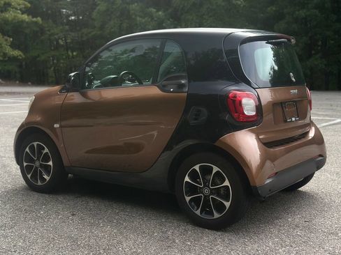 Used 2016 smart fortwo passion RWD image 5