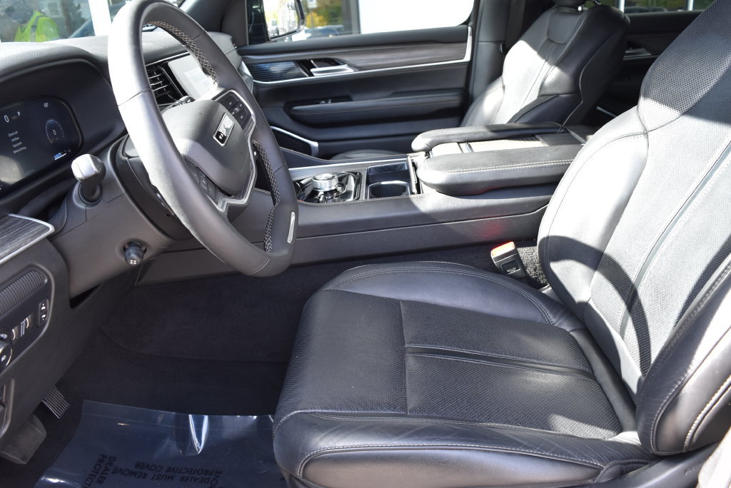 Used 2024 Jeep Wagoneer L Series II w/ Flexible Seating Group AWD/4WD image 8