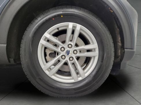 Used 2024 Ford Explorer XLT w/ Equipment Group 202A AWD/4WD image 4