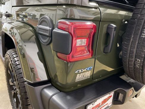 Used 2021 Jeep Wrangler Unlimited Sahara w/ Cold Weather Group AWD/4WD image 25
