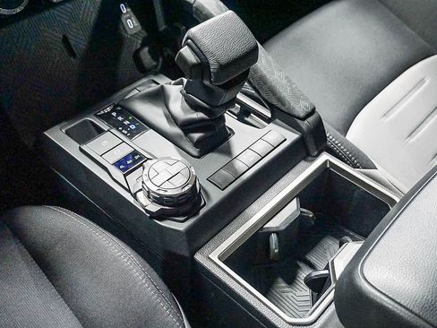 Certified 2025 Toyota Tacoma TRD Off-Road AWD/4WD image 25