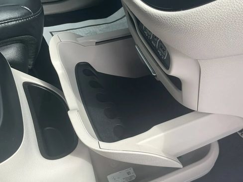 Used 2024 Chrysler Pacifica Touring-L FWD image 33