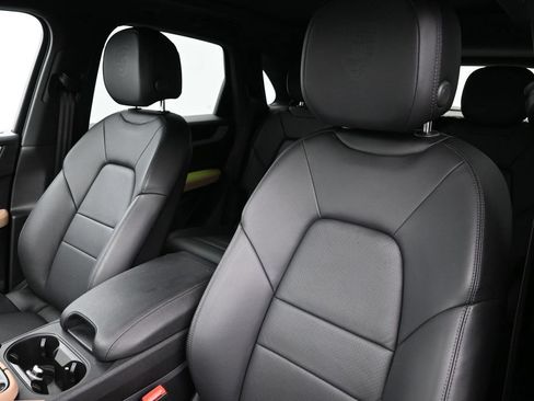 Certified 2024 Porsche Cayenne AWD/4WD image 5