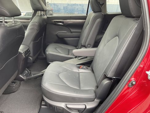 Used 2024 Toyota Highlander Platinum image 36