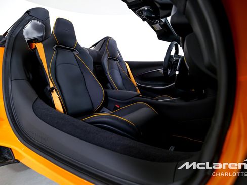 Used 2025 McLaren Artura Spider image 19
