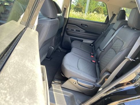 Used 2024 Nissan Pathfinder SV FWD image 17