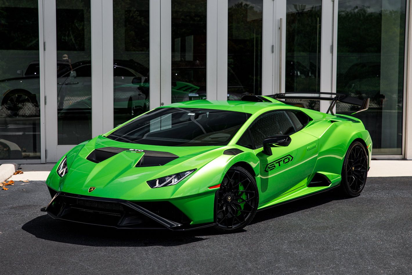 Used 2023 Lamborghini Huracan STO RWD image 1