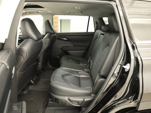 Certified 2023 Toyota Highlander XLE image 36