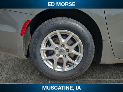 Used 2022 Chrysler Pacifica Touring-L FWD image 11