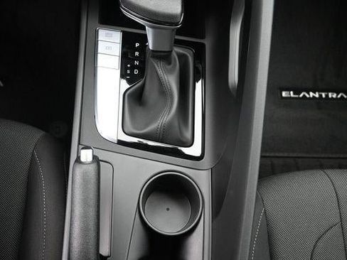 New 2026 Hyundai Elantra SE FWD image 9