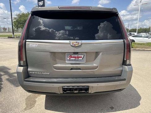 Used 2019 Cadillac Escalade Luxury AWD/4WD image 6