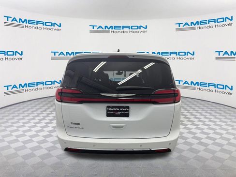 Used 2023 Chrysler Pacifica Touring-L FWD image 4