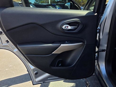 Used 2017 Jeep Cherokee Latitude w/ Safety/Convenience Group image 32