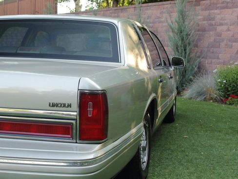 Used 1997 Lincoln Town Car Signature RWD image 27