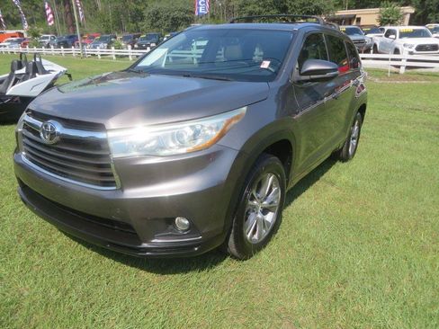 Used 2015 Toyota Highlander XLE FWD image 2