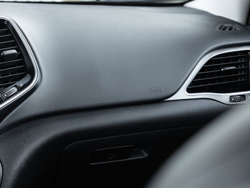 Used 2019 Jeep Cherokee Limited image 14