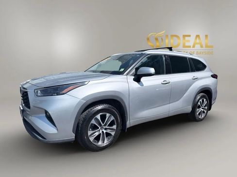 Used 2022 Toyota Highlander XLE AWD/4WD image 3