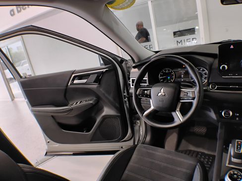 Used 2023 Mitsubishi Outlander SE image 30