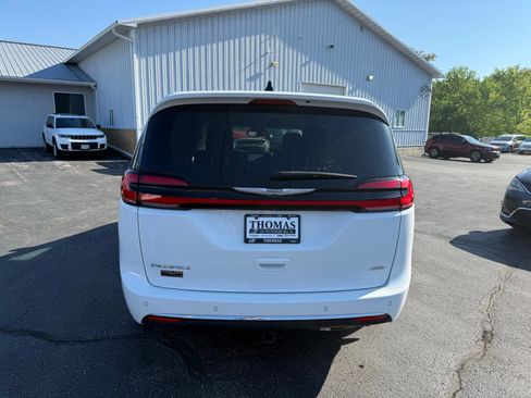 Used 2023 Chrysler Pacifica Touring-L AWD/4WD image 6