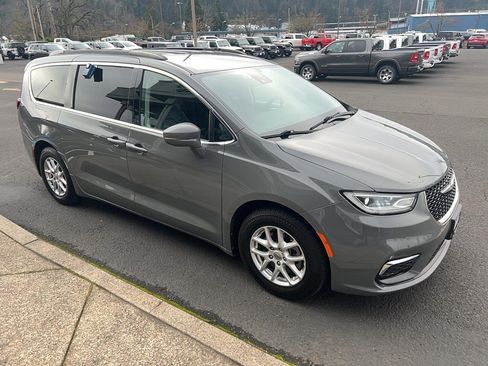 Used 2022 Chrysler Pacifica Touring-L image 3