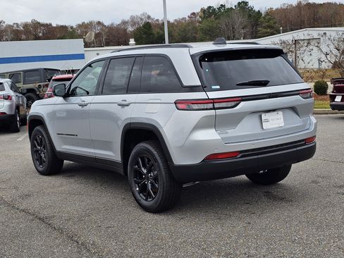 New 2025 Jeep Grand Cherokee Altitude image 11