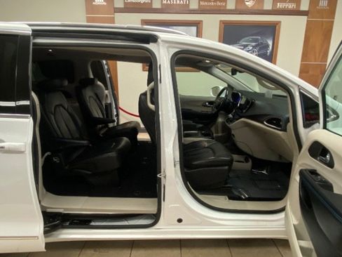 Used 2021 Chrysler Pacifica Touring-L FWD image 5