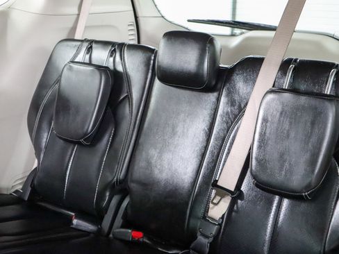 Used 2023 Chrysler Pacifica Touring-L image 25