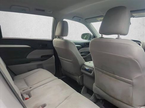 Used 2019 Toyota Highlander LE FWD image 25