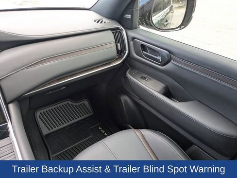 Used 2025 Nissan Armada SL image 18