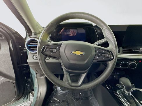 Used 2025 Chevrolet Trax LT FWD image 16