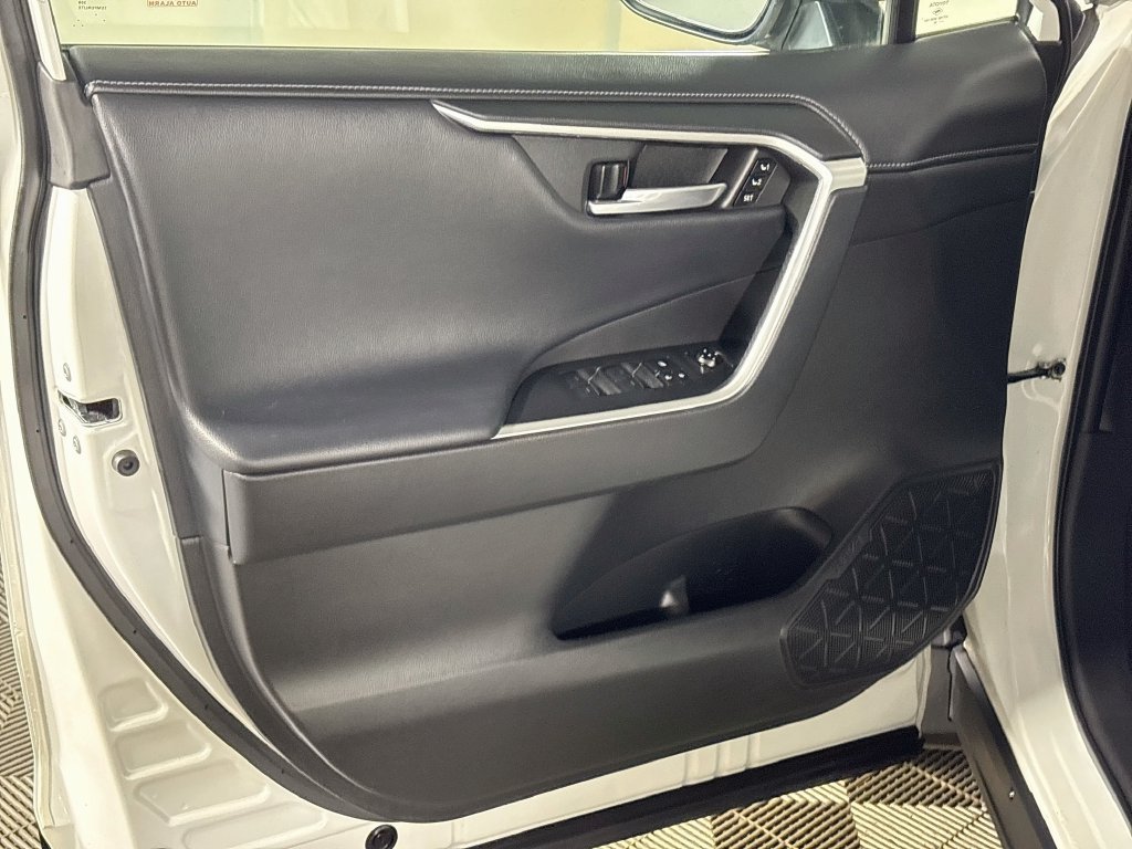 Used 2022 Toyota RAV4 Limited AWD/4WD image 10