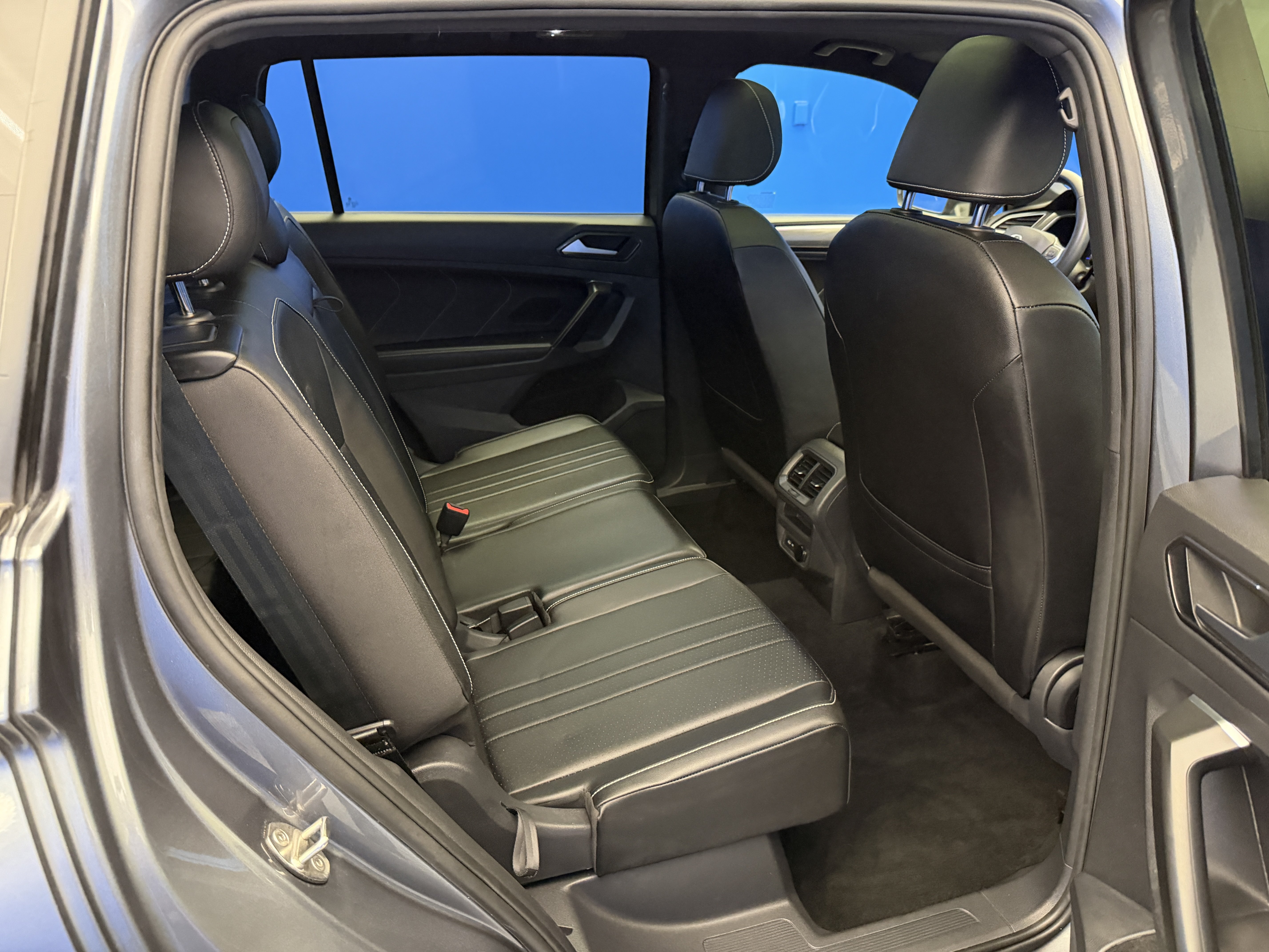 Certified 2023 Volkswagen Tiguan SE R-Line FWD image 26