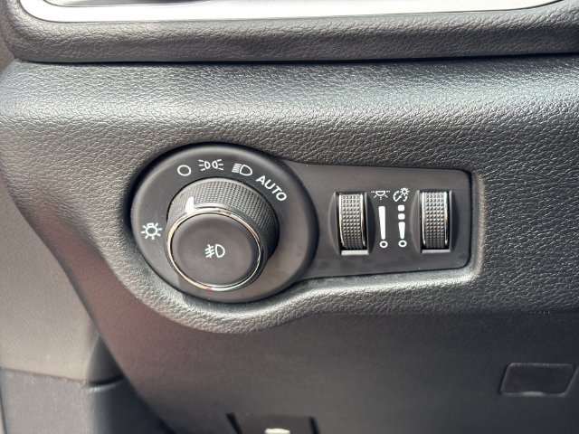 Used 2025 Chrysler Pacifica Select FWD image 33