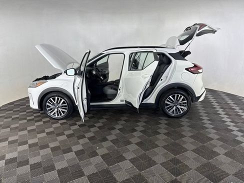 Used 2024 Nissan Kicks SR w/ SR Premium Package FWD image 9