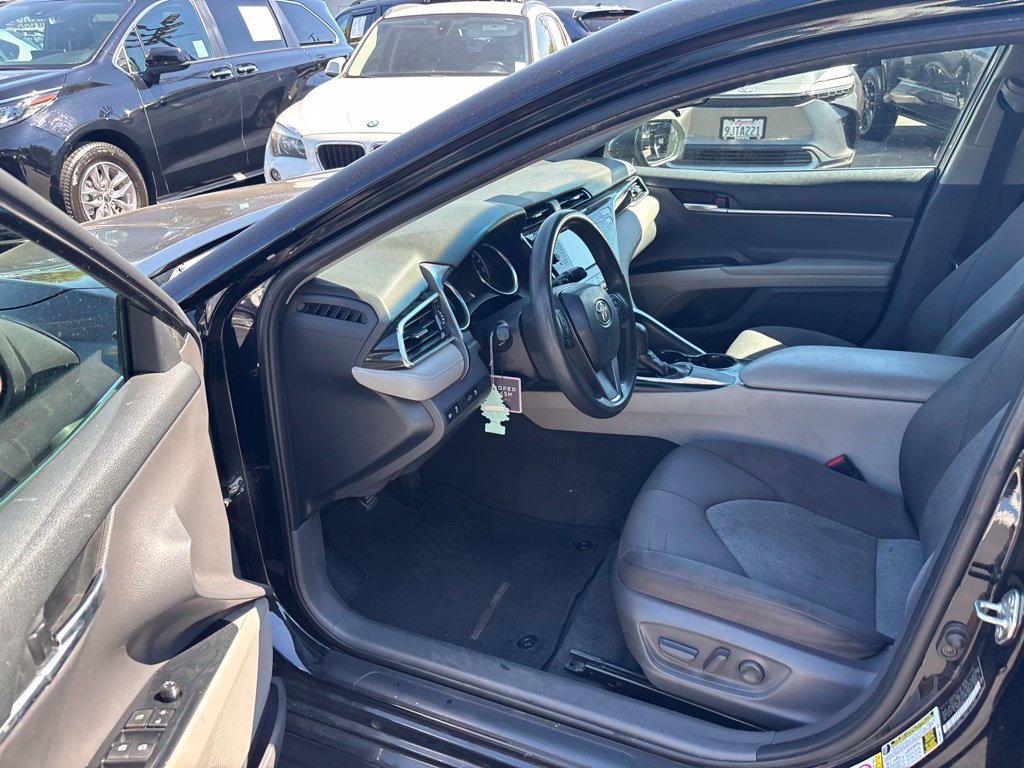 Used 2018 Toyota Camry LE FWD image 13