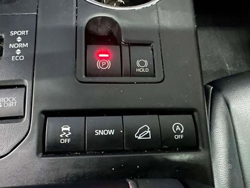 Used 2022 Toyota Highlander XLE AWD/4WD image 32