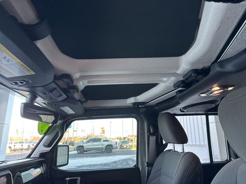 Used 2023 Jeep Wrangler Altitude image 19