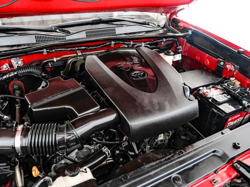 Used 2018 Toyota Tacoma TRD Sport w/ Technology Package image 46