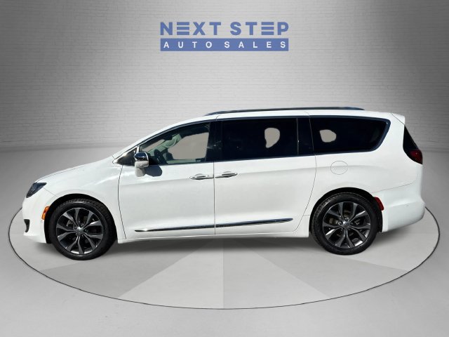 Used 2018 Chrysler Pacifica Limited w/ Advanced Safetytec Group FWD image 4