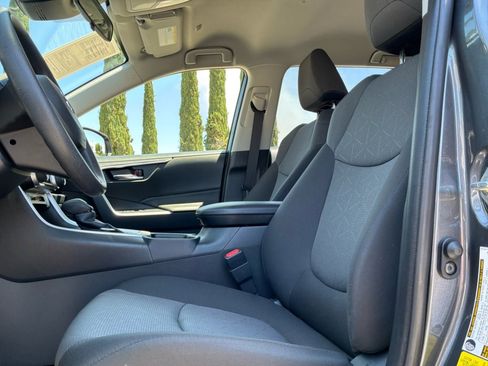 Used 2025 Toyota RAV4 XLE AWD/4WD image 17