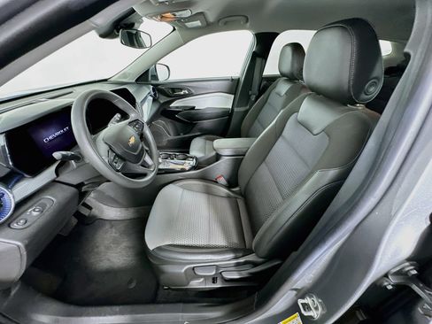 Used 2025 Chevrolet Trax LT FWD image 13