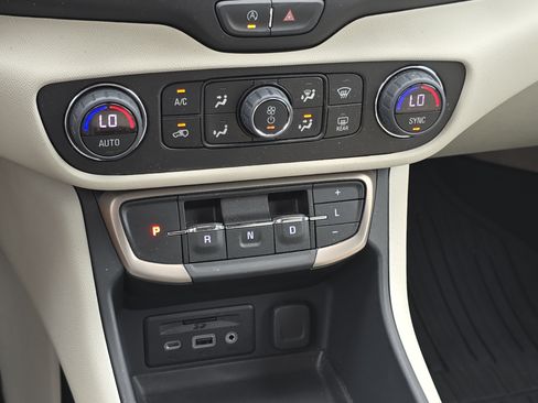 Used 2024 GMC Terrain Denali w/ Denali Premium Package AWD/4WD image 23