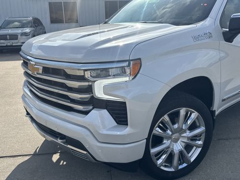 Used 2024 Chevrolet Silverado 1500 High Country w/ Technology Package AWD/4WD image 2