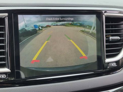 Used 2023 Chrysler Pacifica Touring-L FWD image 33